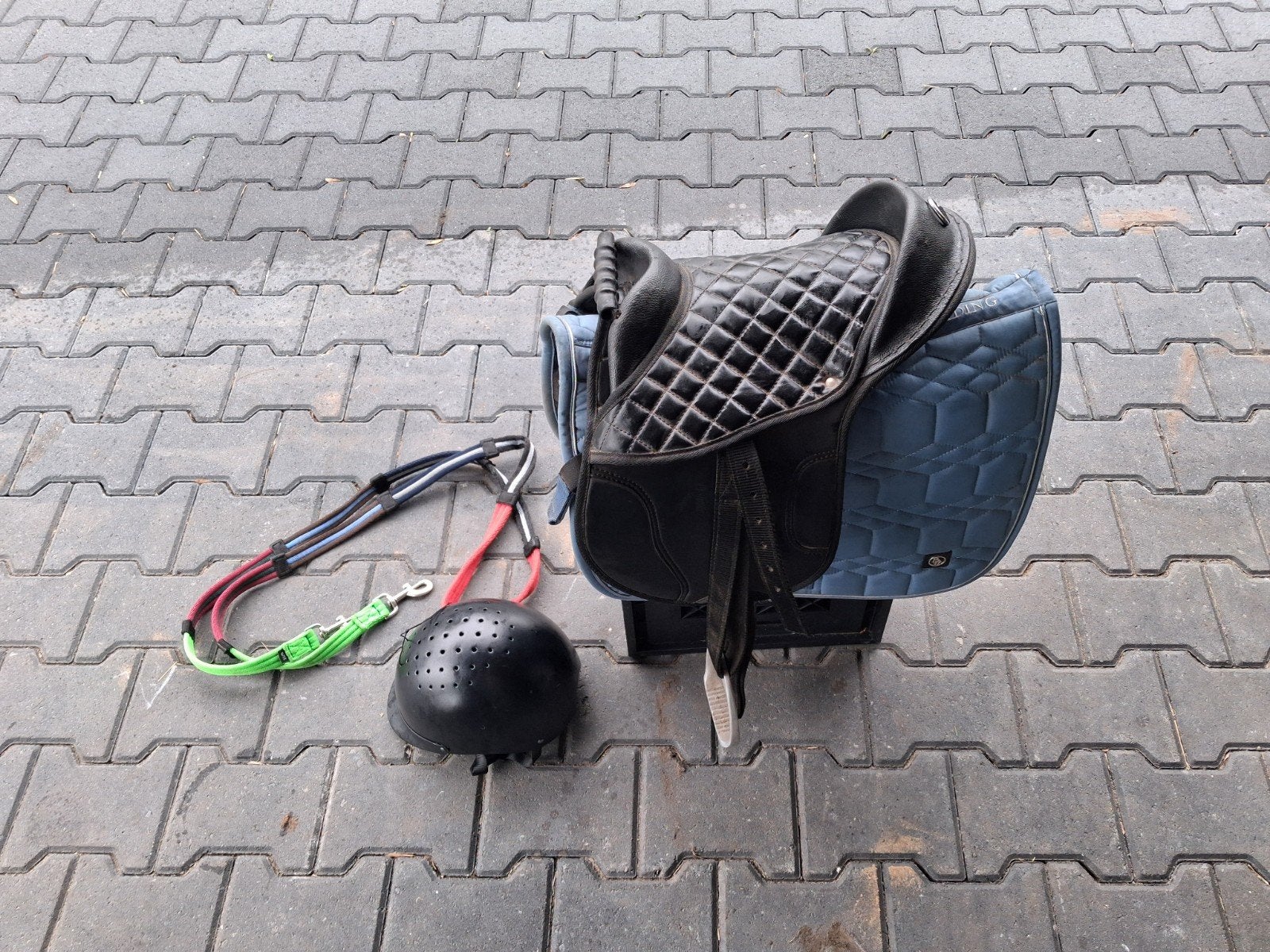 Zeer nette kinderzadel met zadeldek, teugels en cap, Ophalen, Zo goed als nieuw, Veelzijdigheid