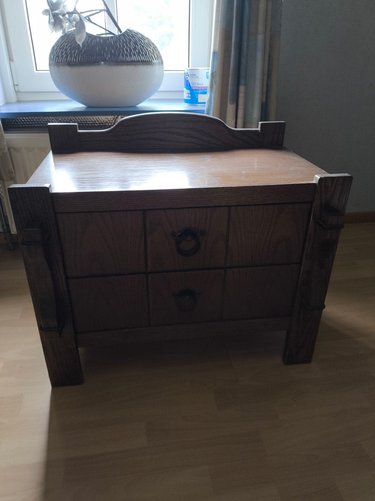 Vintage houten nachtkastje met twee lades, Huis en Inrichting, Slaapkamer | Nachtkastjes, Ophalen, Gebruikt, 55 tot 70 cm, 45 tot 65 cm