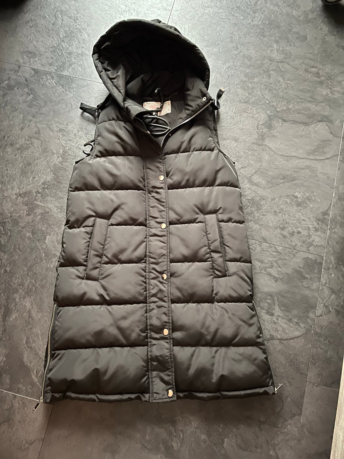 Zwarte gewatteerde bodywarmer met capuchon, Kleding | Dames, Bodywarmers, Ophalen, Zo goed als nieuw, Maat 38/40 (M), Zwart