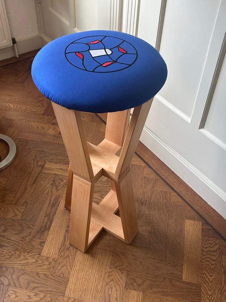 Zelf gemaakte houten barkruk, Huis en Inrichting, Barkrukken, 60 tot 90 cm, Ophalen of Verzenden, Zo goed als nieuw, 1 kruk