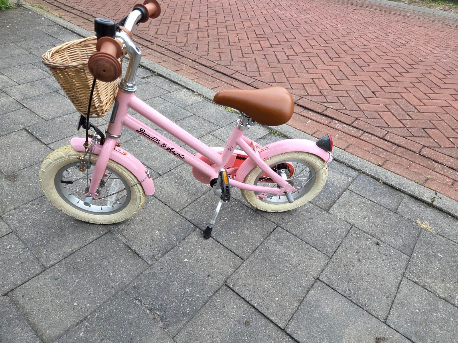 Bandits & Angels kinderfietsje roze met mandje, Ophalen, Zijwieltjes, Gebruikt, Velgrem