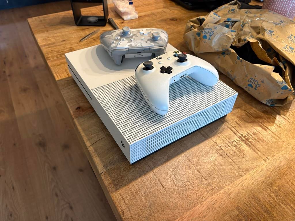 Xbox One S met twee controllers, Spelcomputers en Games, Games | Xbox One, Gebruikt, Ophalen