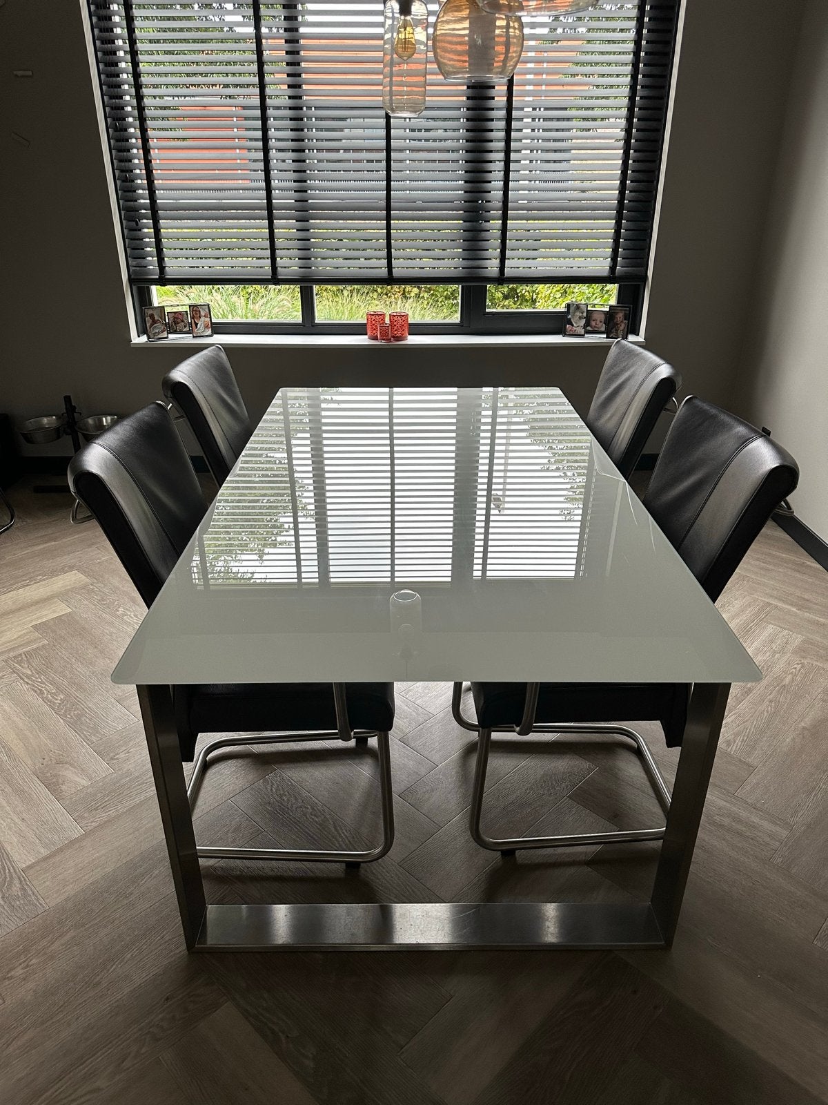 Moderne eettafel met glazen blad en 4 stoelen, Huis en Inrichting, 100 tot 150 cm, Ophalen of Verzenden, 150 tot 200 cm, Vier personen
