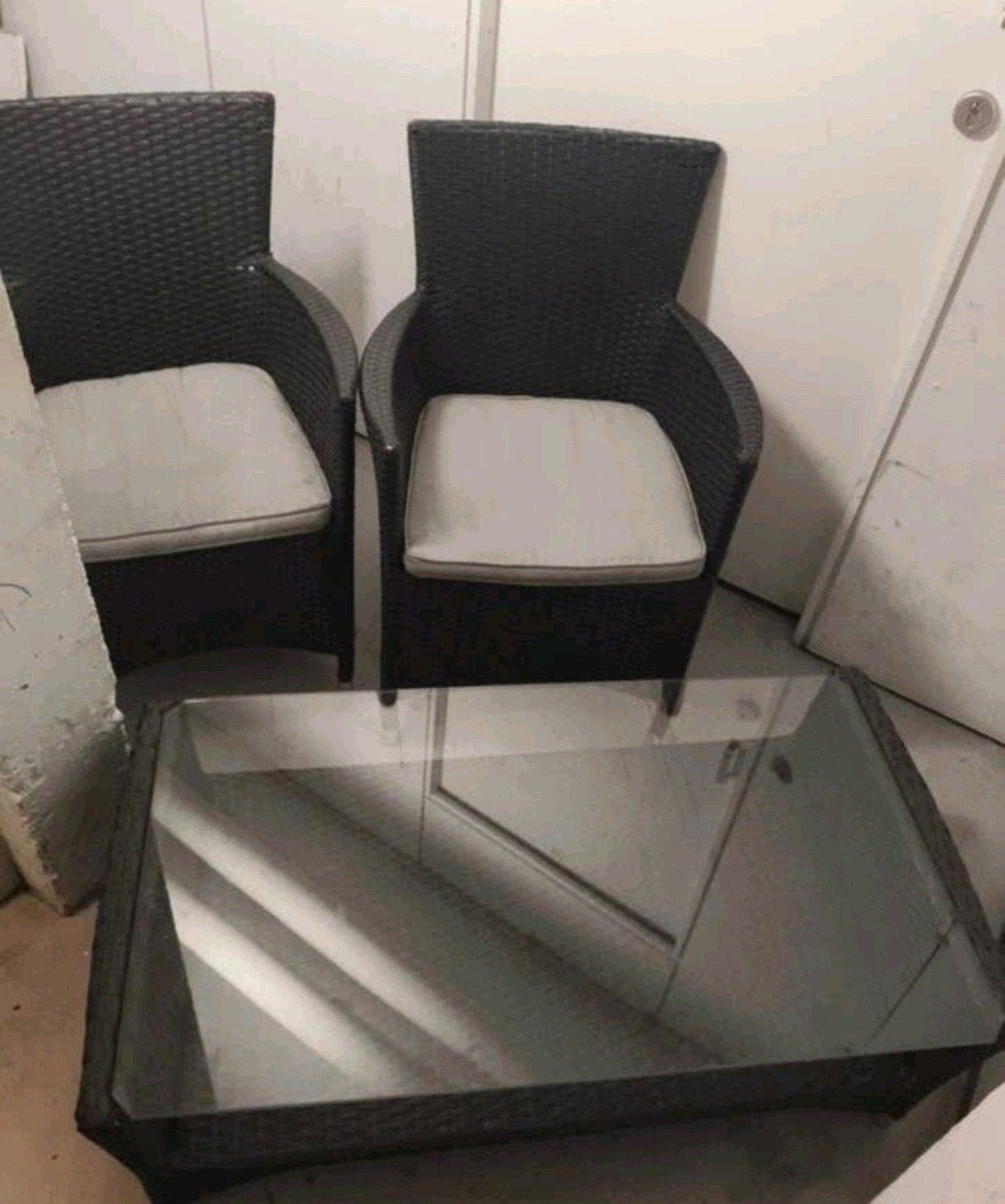 Wicker loungeset met glazen salontafel en 2 stoelen, Gebruikt, Bijzettafel, Loungeset, Wicker
