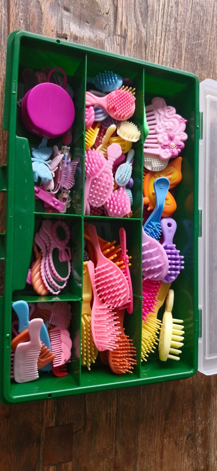 Bak met Barbie kammetjes en borstels, Ophalen of Verzenden, Gebruikt, Meisje