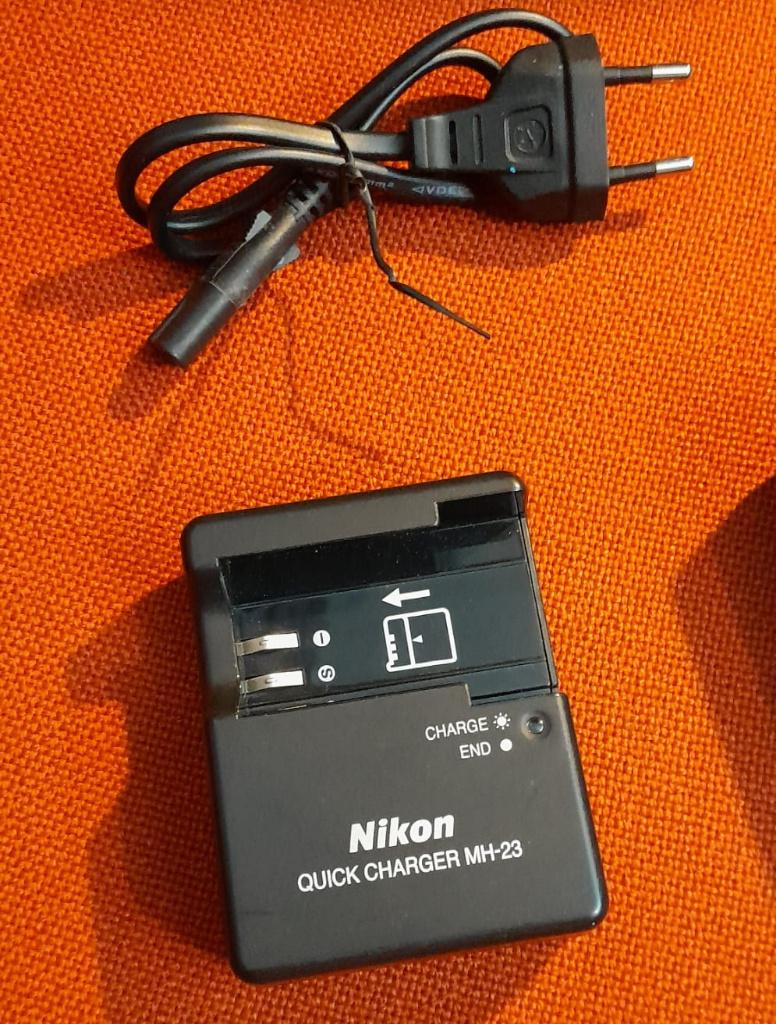Nikon MH-23 lader voor en-el9 accu, Ophalen of Verzenden, Zo goed als nieuw