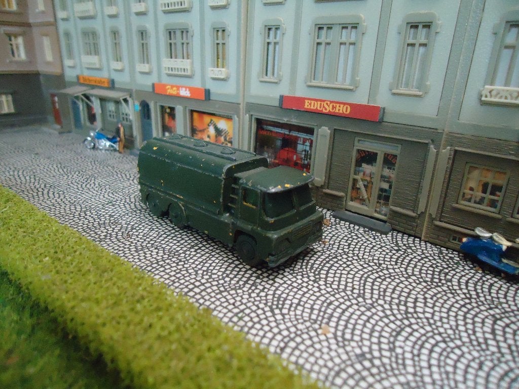 +/- 1:100 Guy Warrior - Husky Nr.37 repaint legergroen, Ophalen of Verzenden, Gebruikt, Auto