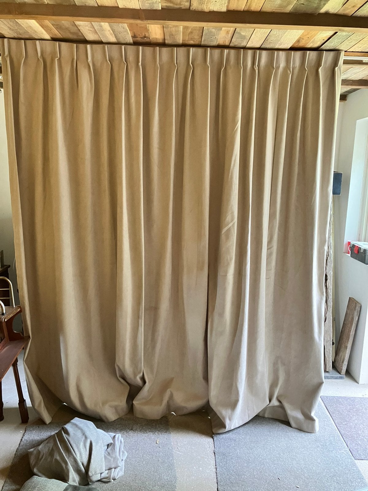 Verduisterend overgordijn B210-H251 enkele plooi beige stof, Huis en Inrichting, Verduisterend, Beige, Nieuw, Ophalen of Verzenden