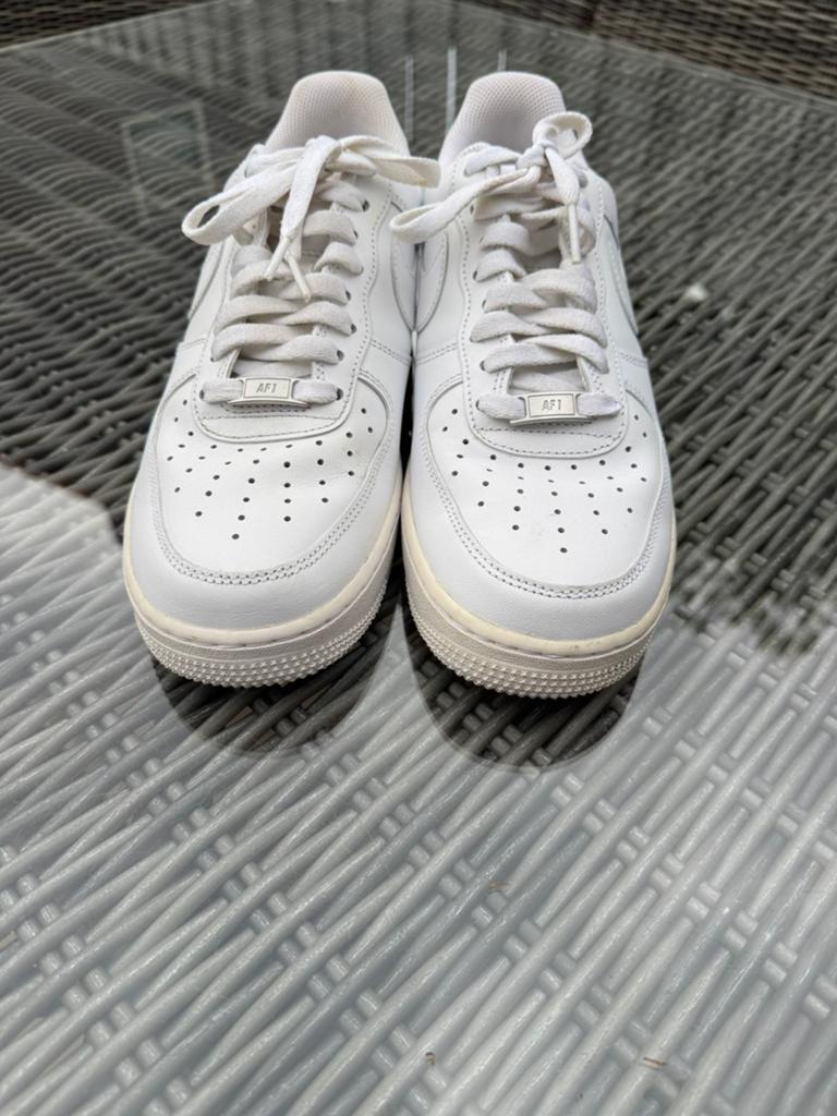 Nike Air Force 1 Low Triple White maat 42, Kleding | Heren, Schoenen, Ophalen, Zo goed als nieuw, Wit, Sportschoenen