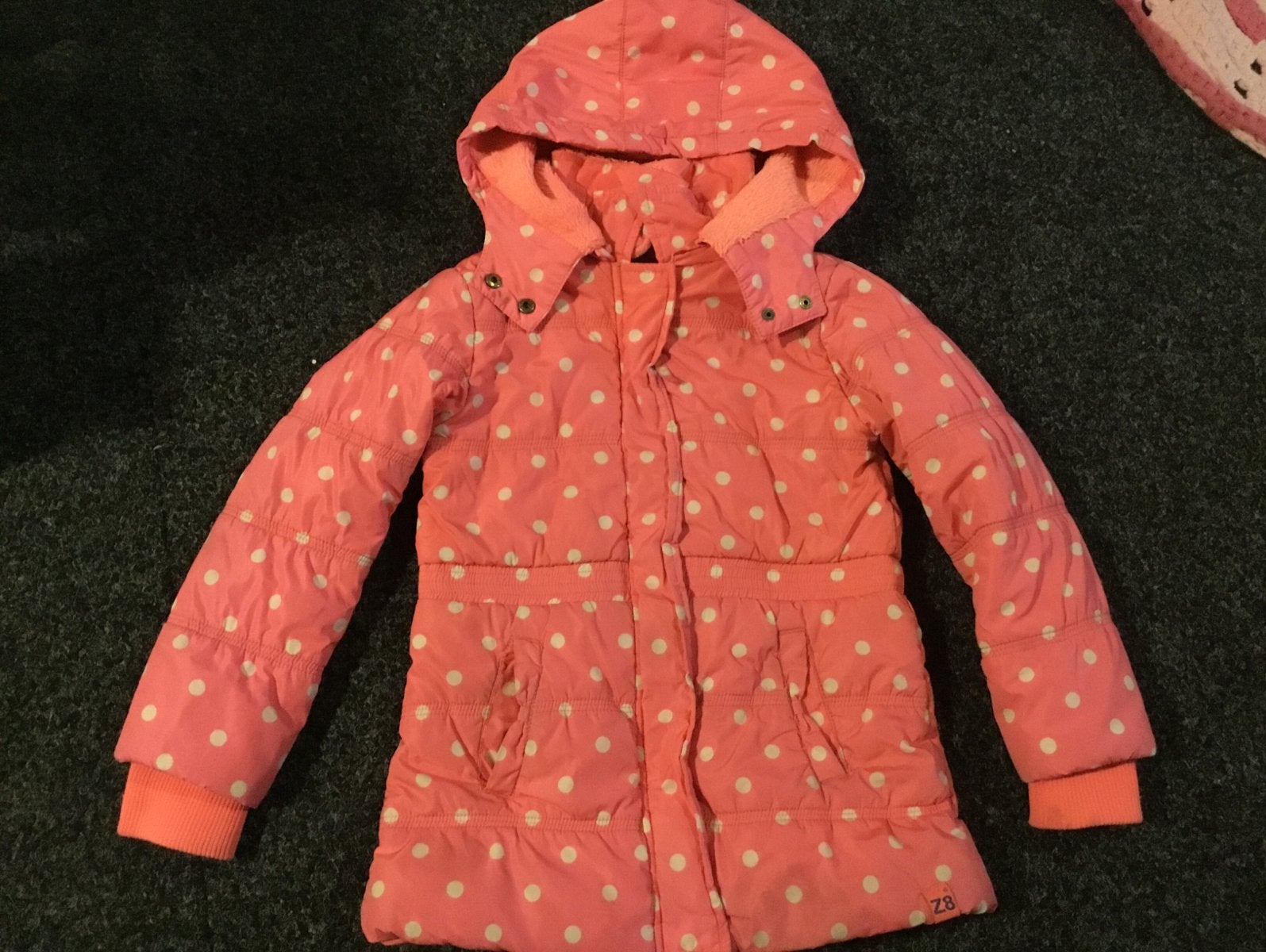 Z8 Roze jas met witte stippen, maat 116/122, capuchon, Ophalen of Verzenden, Gebruikt, Meisje, Jas