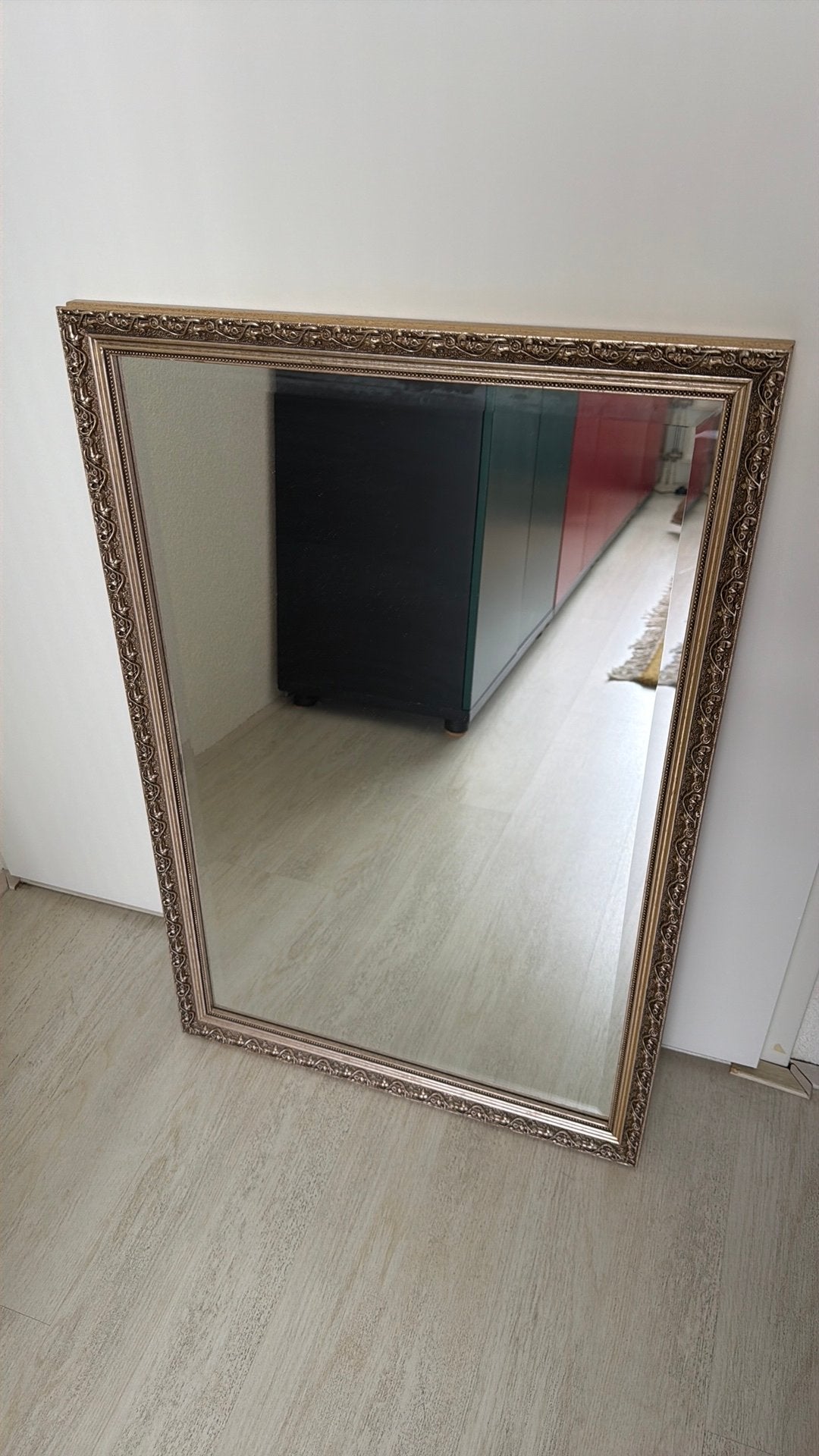 Grote spiegel met sierlijke gouden lijst, Ophalen, Rechthoekig, 50 tot 100 cm, 100 tot 150 cm