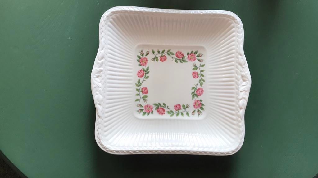 Wedgwood schaal , evt koekjes , hapjes enz, Huis en Inrichting, Keuken | Servies, Nieuw, Ophalen of Verzenden, Schaal of Schalen