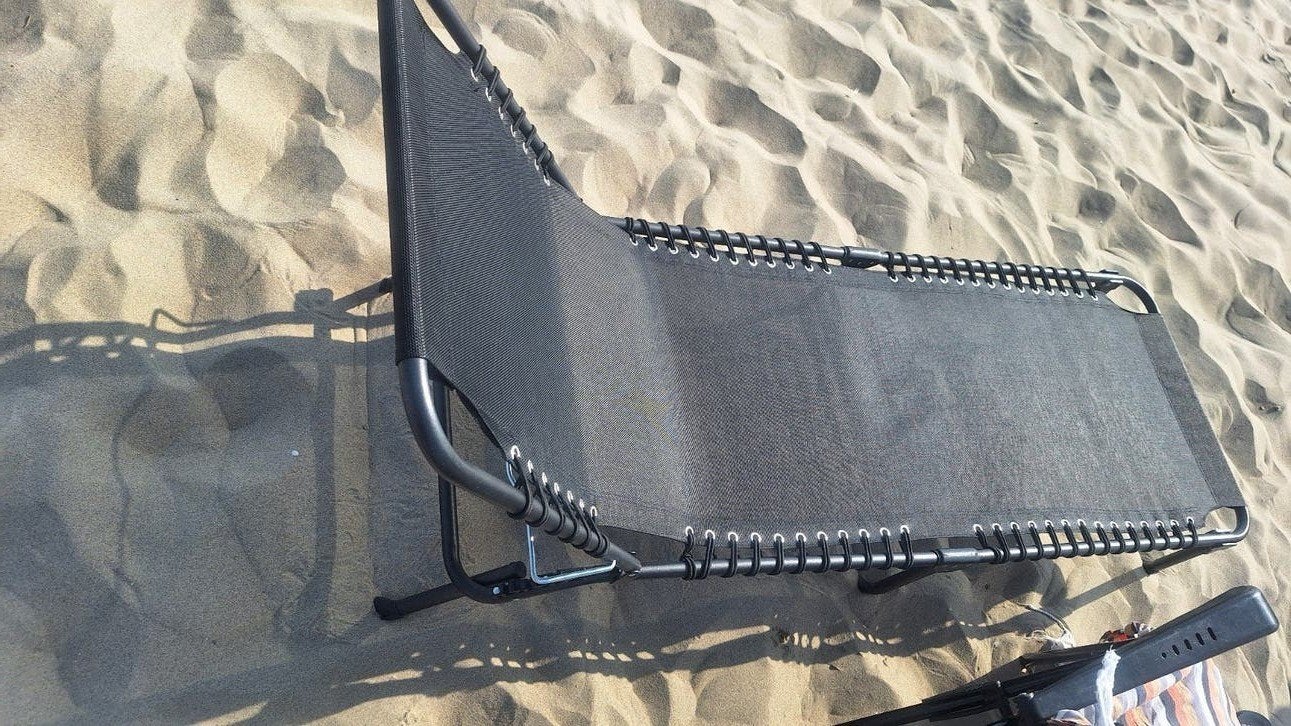 Opklapbaar Ligbed Zwart - Perfect voor Strand & Tuin, Tuin en Terras, Ophalen of Verzenden, Gebruikt, Metaal, Inklapbaar