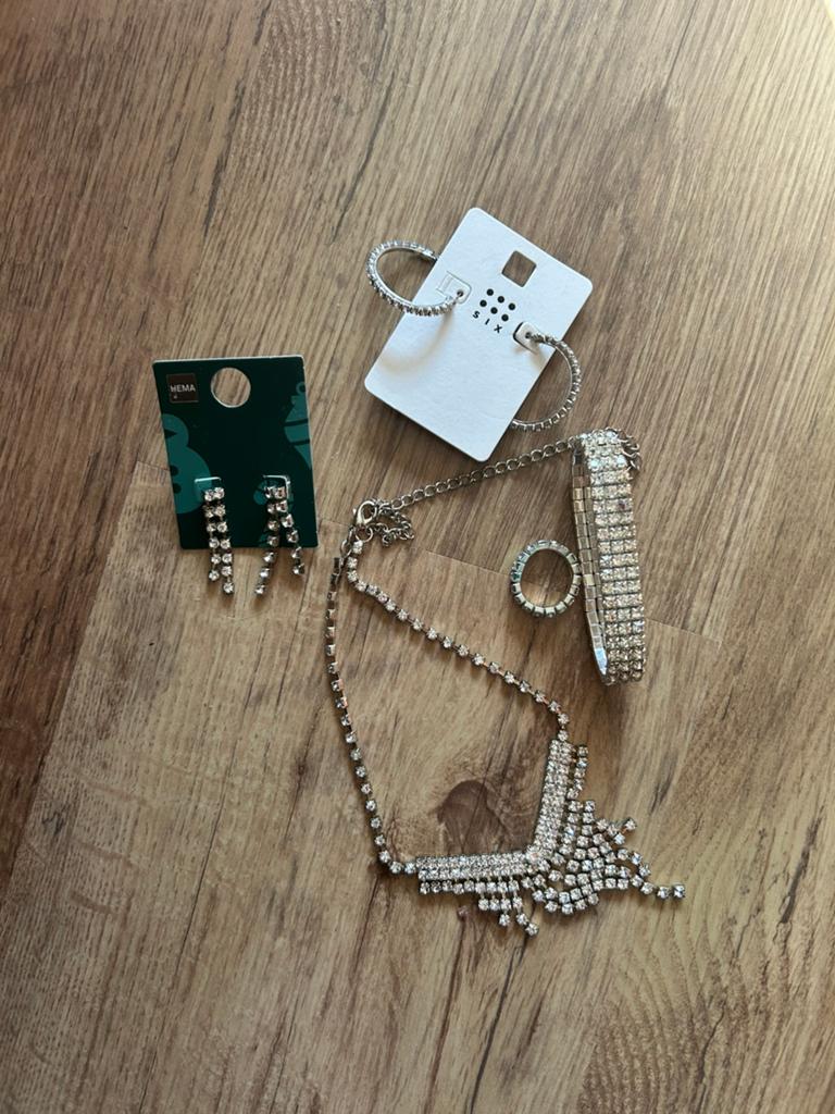 Set van strass sieraden, Overige materialen, Ophalen of Verzenden, Zo goed als nieuw, Zilver