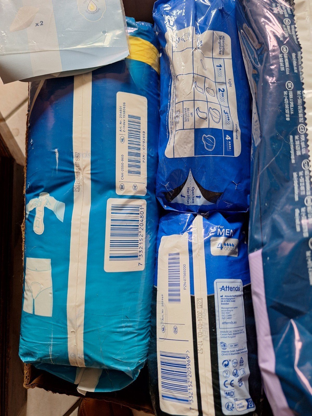 Volle doos met incontinentie materiaal, Ophalen of Verzenden