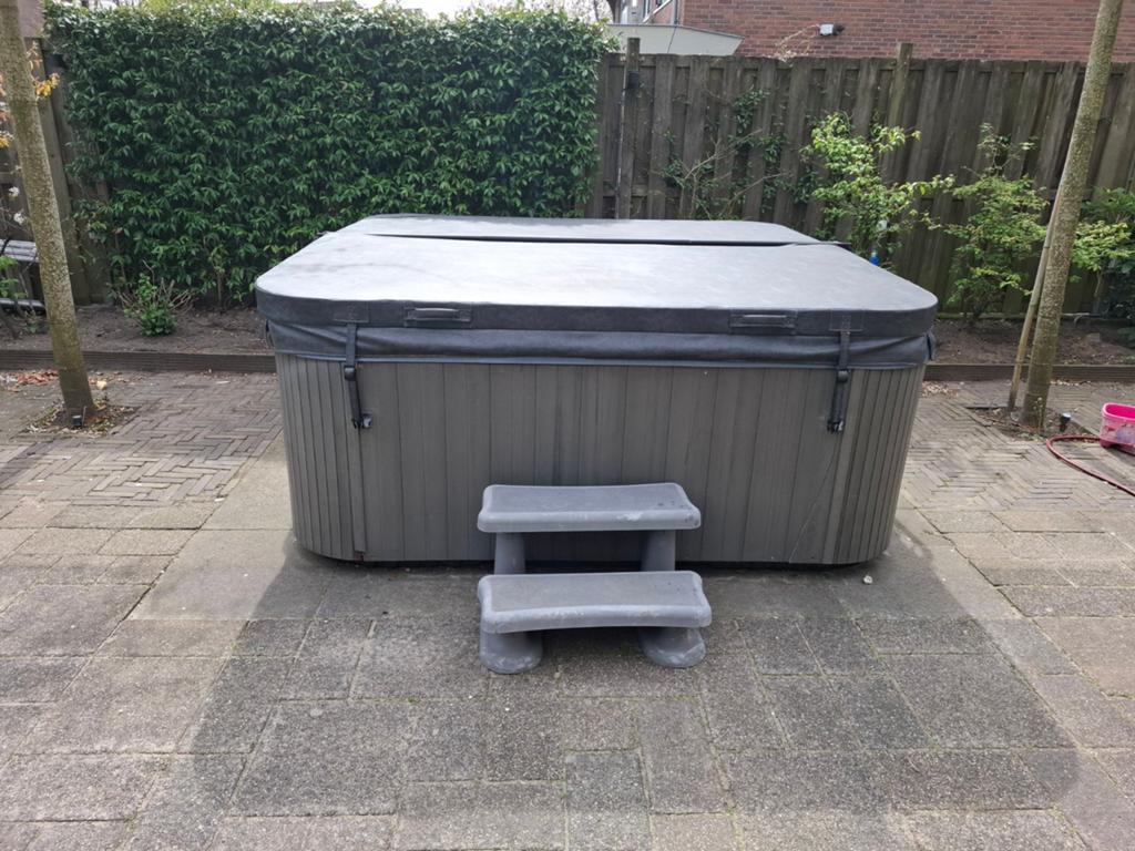 Jacuzzi Sunbelt Spa 6-persoons uit 2018 met lekkages, Ophalen, Gebruikt, Trap, Vast