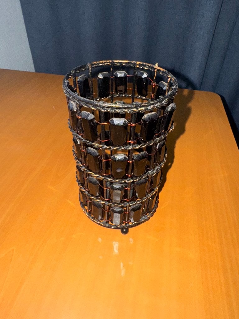 Zwarte kandelaar met glazen kralen, Gebruikt, Ophalen of Verzenden, Metaal, 15 cm