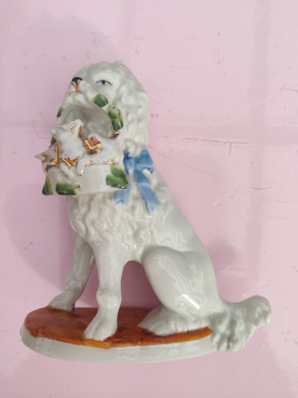 Vintage porseleinen poedelbeeldje met mandje in de bek, Ophalen of Verzenden