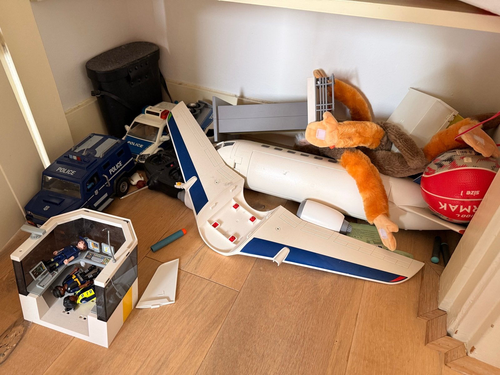 Playmobil vliegtuig, politieauto's en verkeerstoren, Kinderen en Baby's, Speelgoed | Playmobil, Ophalen, Gebruikt, Los playmobil