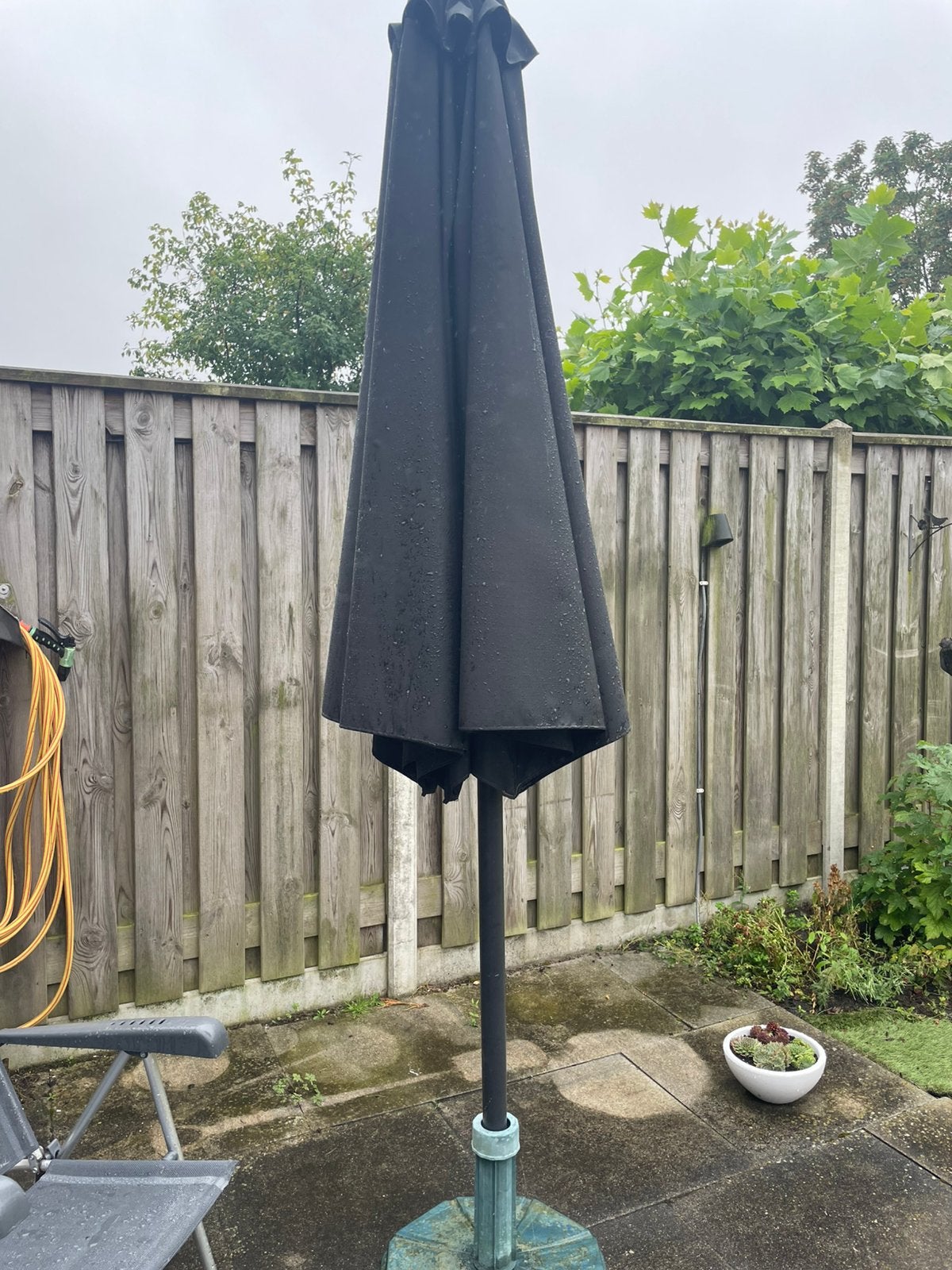 in de verkoop wegens afzegging  parasol met voet, Tuin en Terras, Parasols, Ophalen, Gebruikt, Zweefparasol