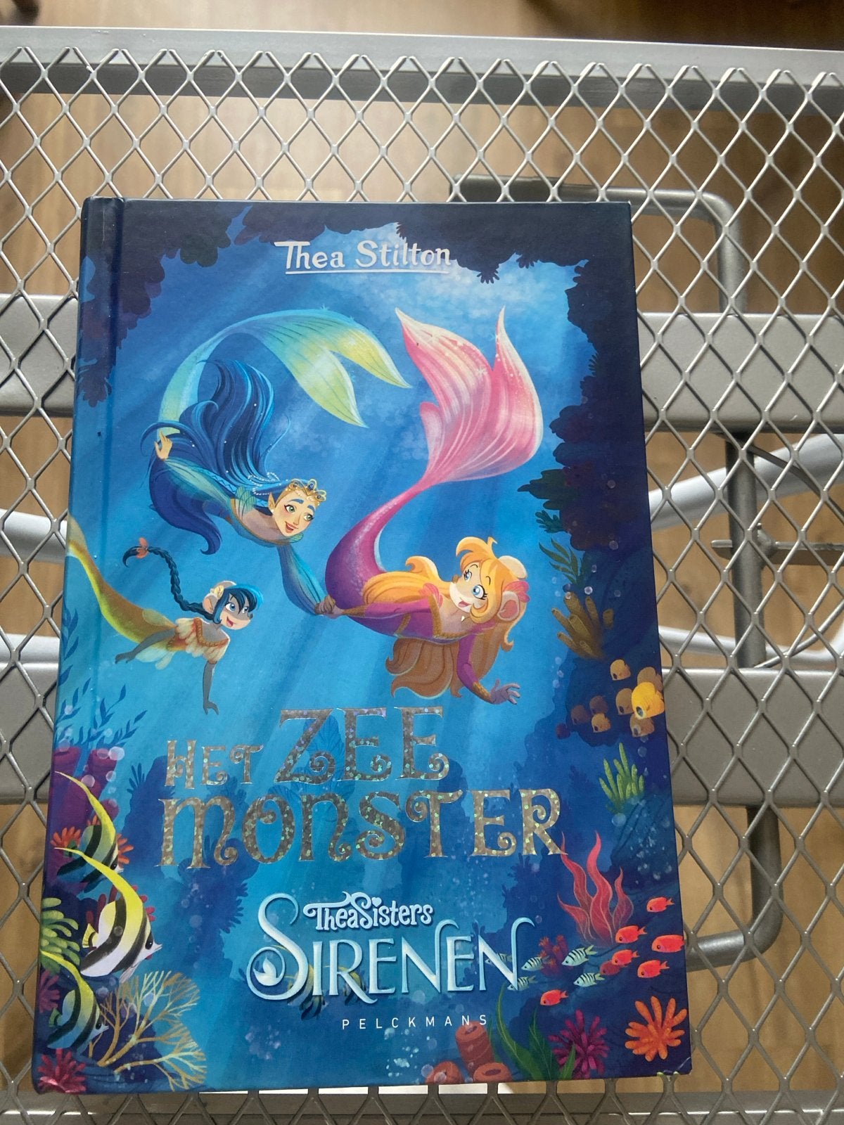 Thea Stilton - Het Zeemonster (Thea Sisters Sirenen), Ophalen of Verzenden, Zo goed als nieuw, Fictie algemeen