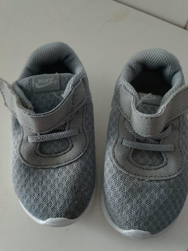 Nette grijze Nike Tanjun babyschoentjes klittenband Maat 22], Schoentjes, Jongetje of Meisje, Ophalen of Verzenden, Zo goed als nieuw