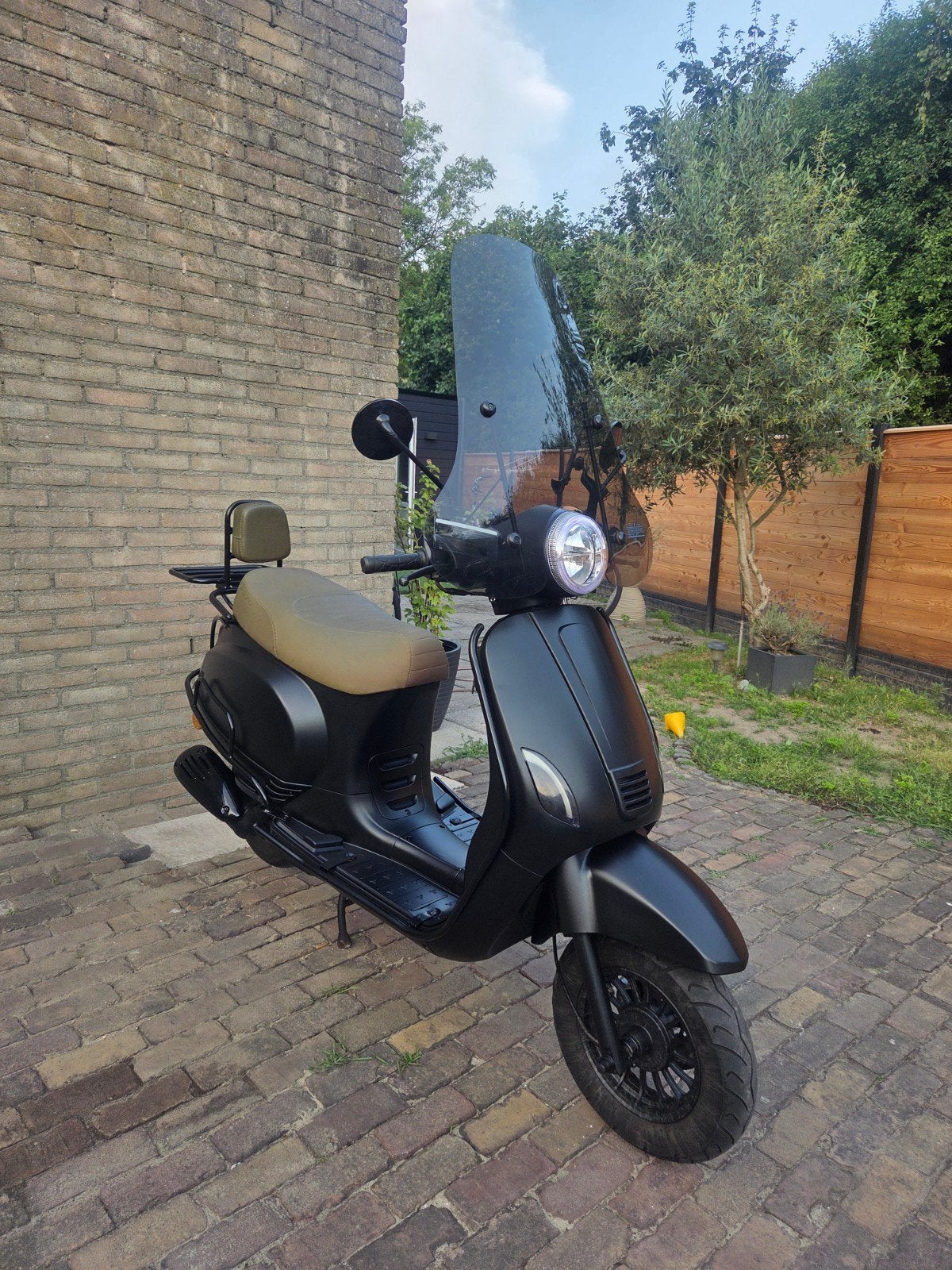 Senzo Rivalux R Special edition 2023 (Vespa look) AGM, BTC, Fietsen en Brommers, Maximaal 45 km/u, Ophalen of Verzenden, Zo goed als nieuw