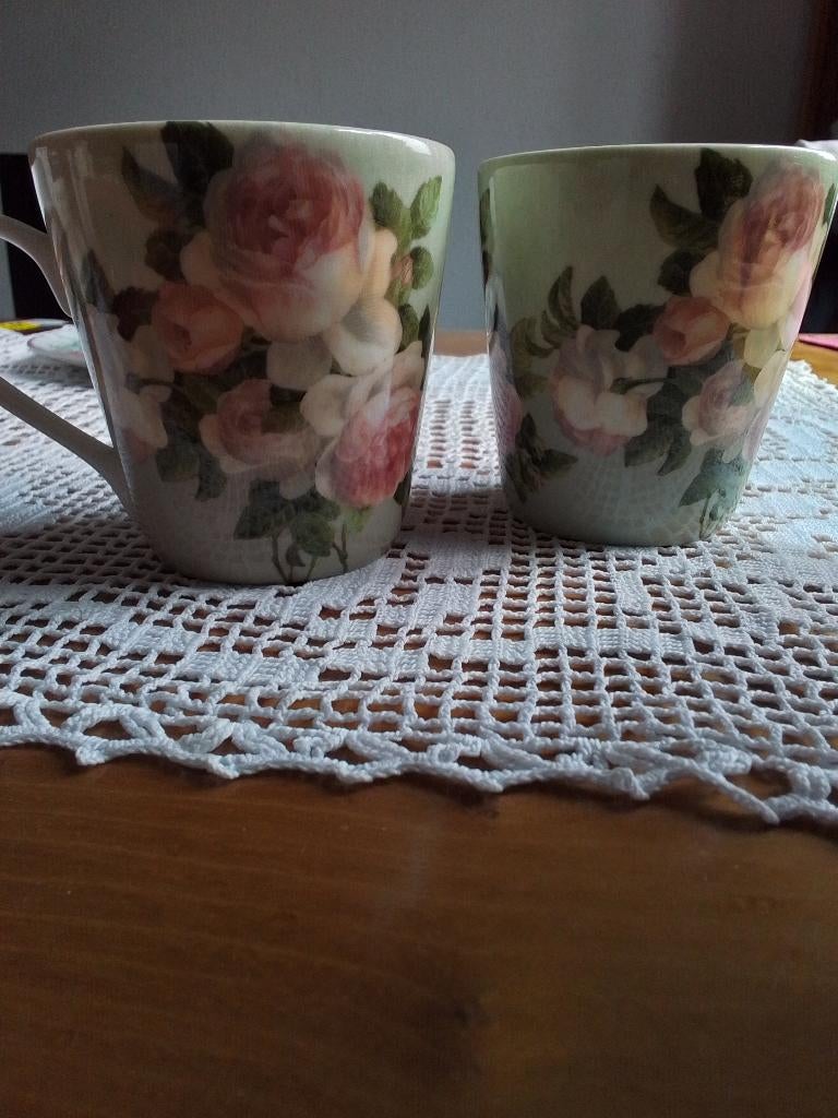 2 Pimpernel Mokken "Antique Roses", Ophalen of Verzenden, Zo goed als nieuw, Overige stijlen, Kop(pen) en/of Schotel(s)