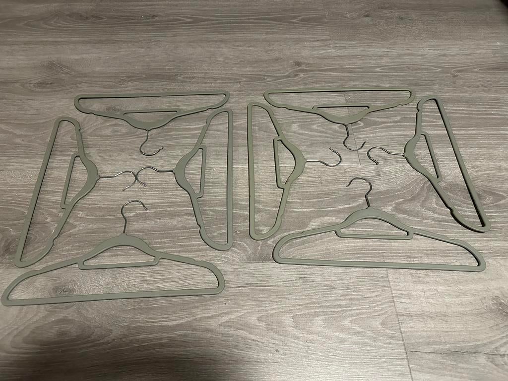 Action hangers grijs - Set van 8 kledinghangers, Ophalen of Verzenden, Gebruikt, Kunststof, Volwassenen