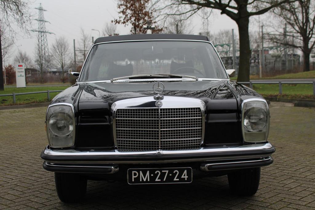 Mercedes-Benz 200-serie 240D Hearse Pilato Rouwauto TOP COND, Auto's, Oldtimers, Zwart, Overige carrosserieën, Mercedes-Benz, Bedrijf