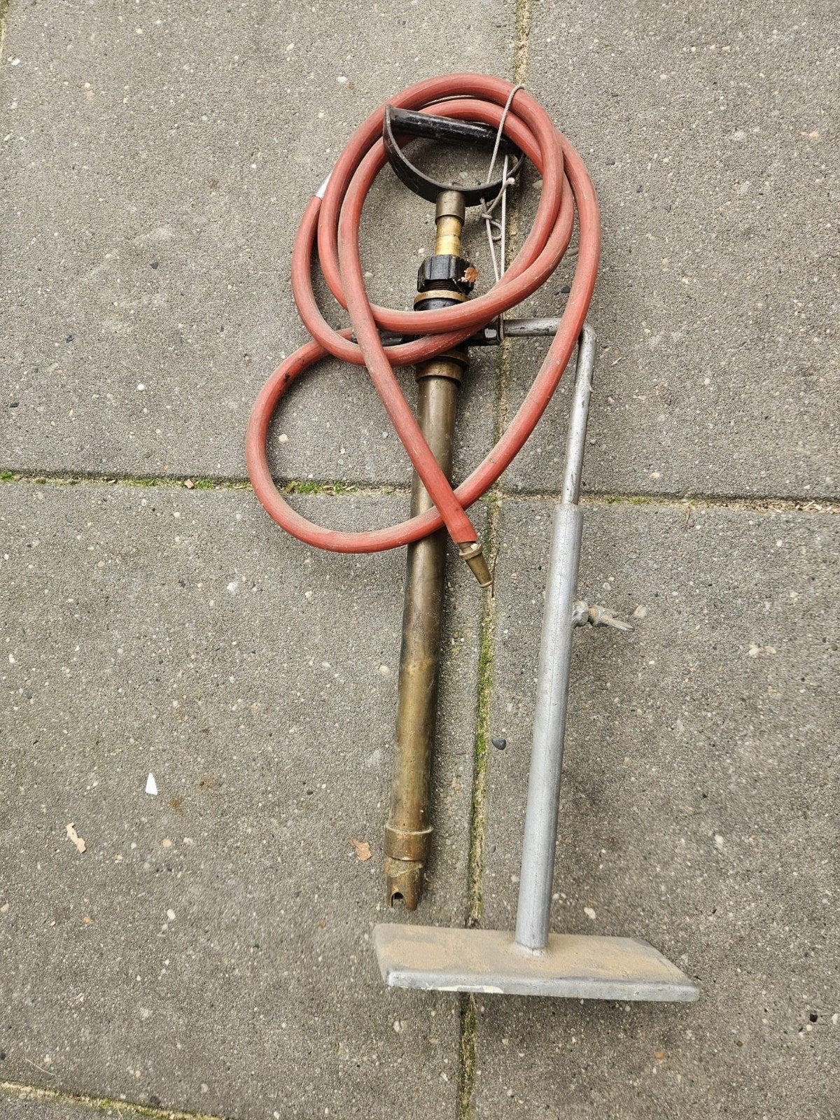 Antieke waterpomp met slang, Ophalen, Gebruikt
