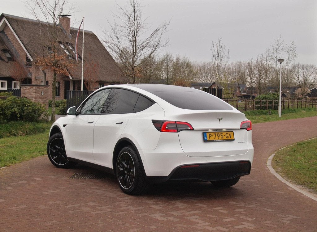 Tesla Model Y Long Range AWD 75 kWh NL-Auto | Panoramadak |, Auto's, Tesla, Automaat, Stof, Gebruikt, 495 min