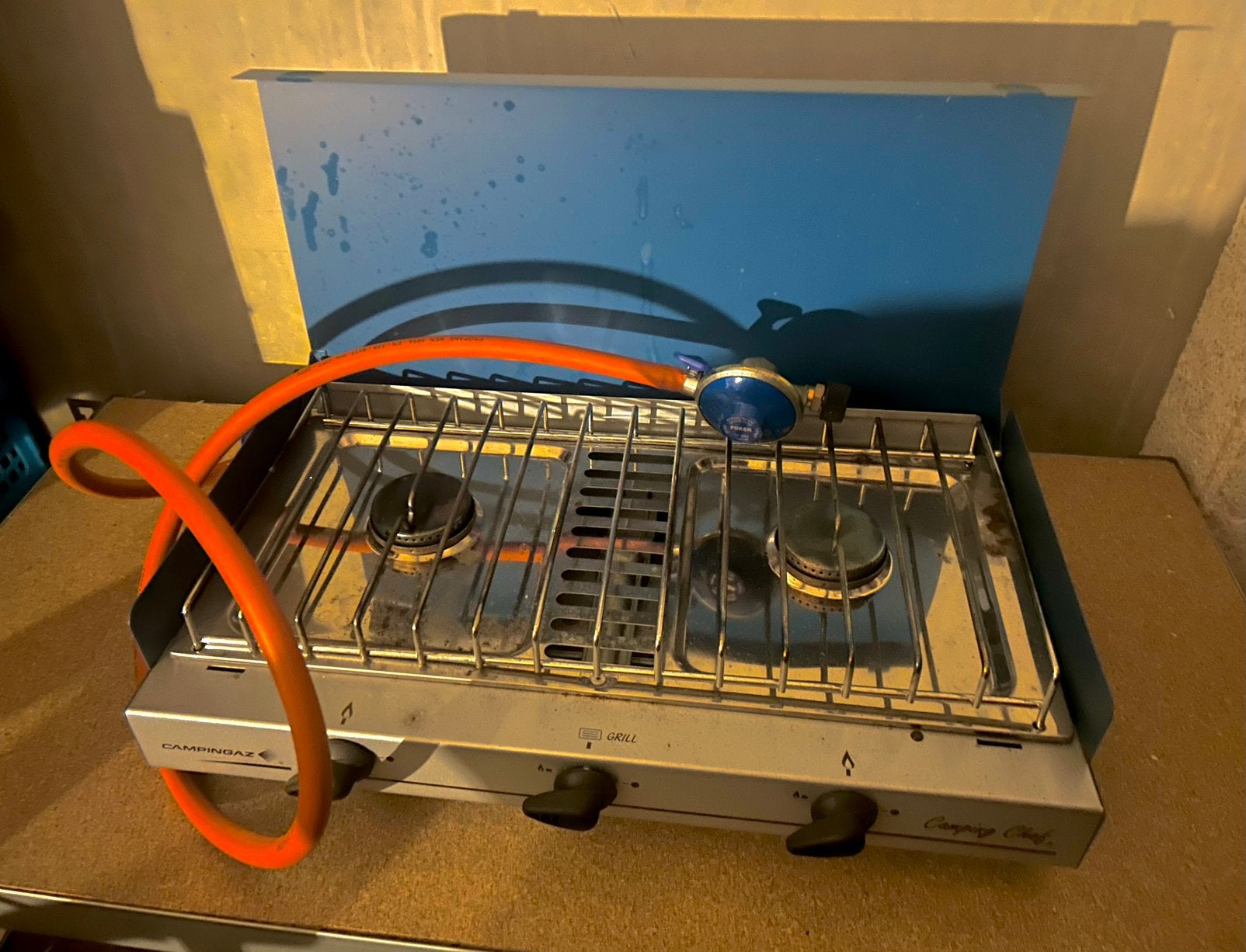 Campingaz gas kooktoestel 2-pits met grill en windscherm, Caravans en Kamperen, Kampeeraccessoires, Ophalen, Gebruikt
