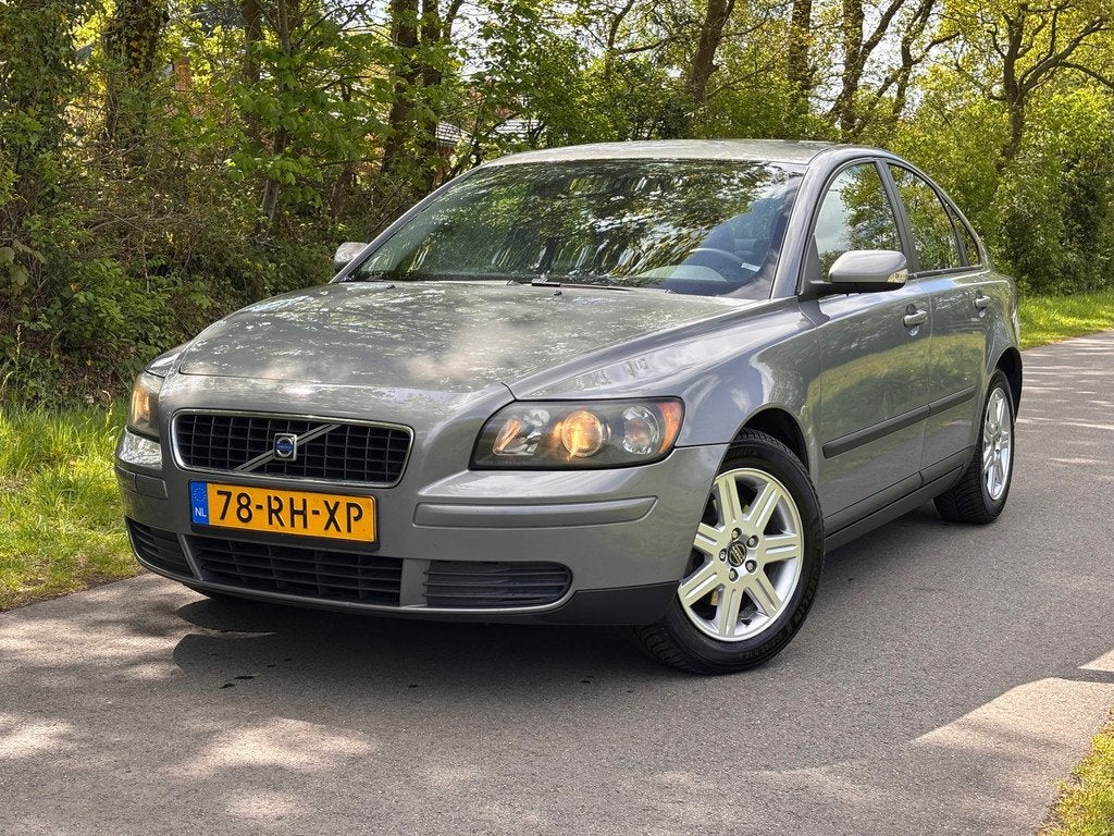 Volvo S40 1.8 Momentum | Airco + Cruise |, Voorwielaandrijving, 125 pk, Gebruikt, 4 cilinders