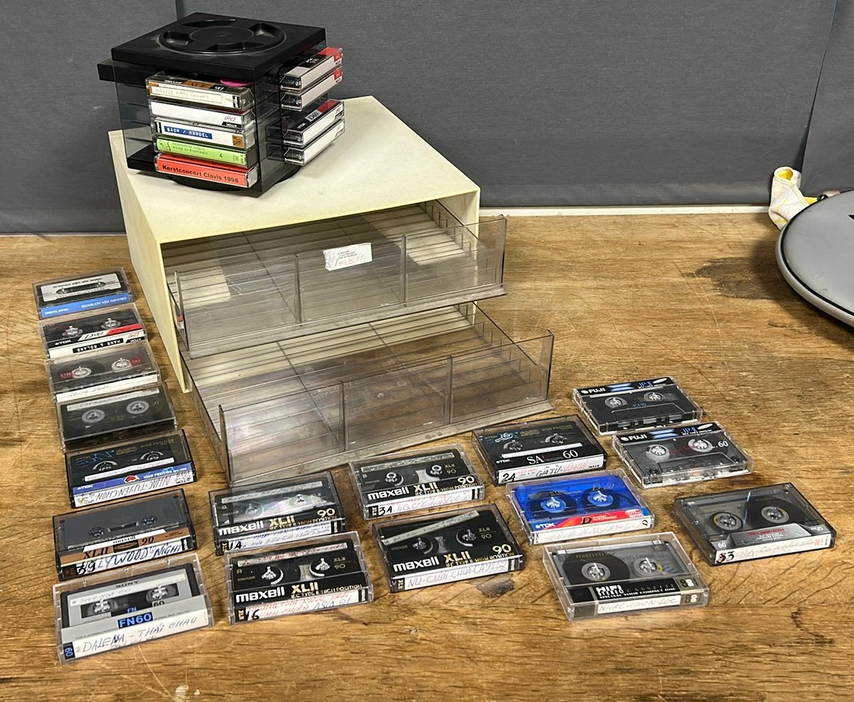 Diverse cassettebandjes met opbergcarrousel., Ophalen of Verzenden, Zo goed als nieuw, Overige genres, 2 t/m 25 bandjes