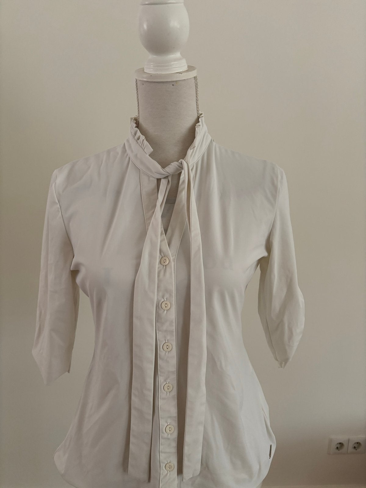Elegante witte blouse met strik van Jane Lushka, Verzenden, Gedragen, Maat 36 (S), Beige