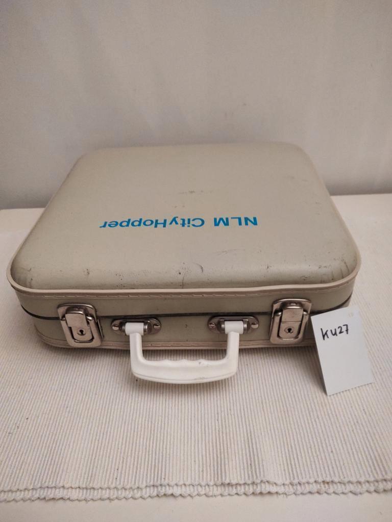 K427 VINTAGE NLM cityhopper stewardess koffer geperst karton, Sieraden, Tassen en Uiterlijk, Koffers, Gebruikt, Overige materialen