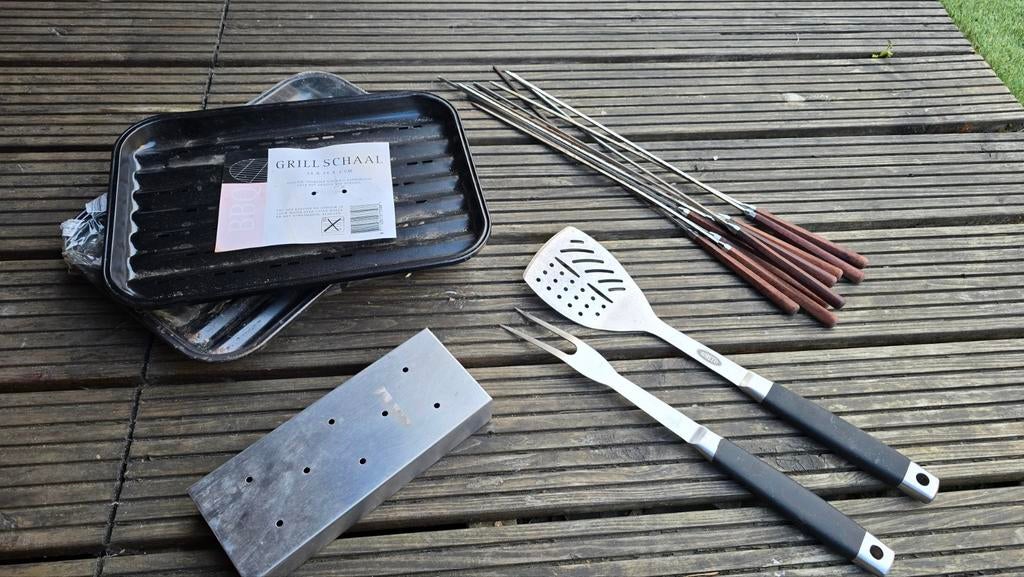 BBQ set: 3 grillschalen, rookbakje, spatel, vork, 10 spiezen, Ophalen of Verzenden, Gebruikt