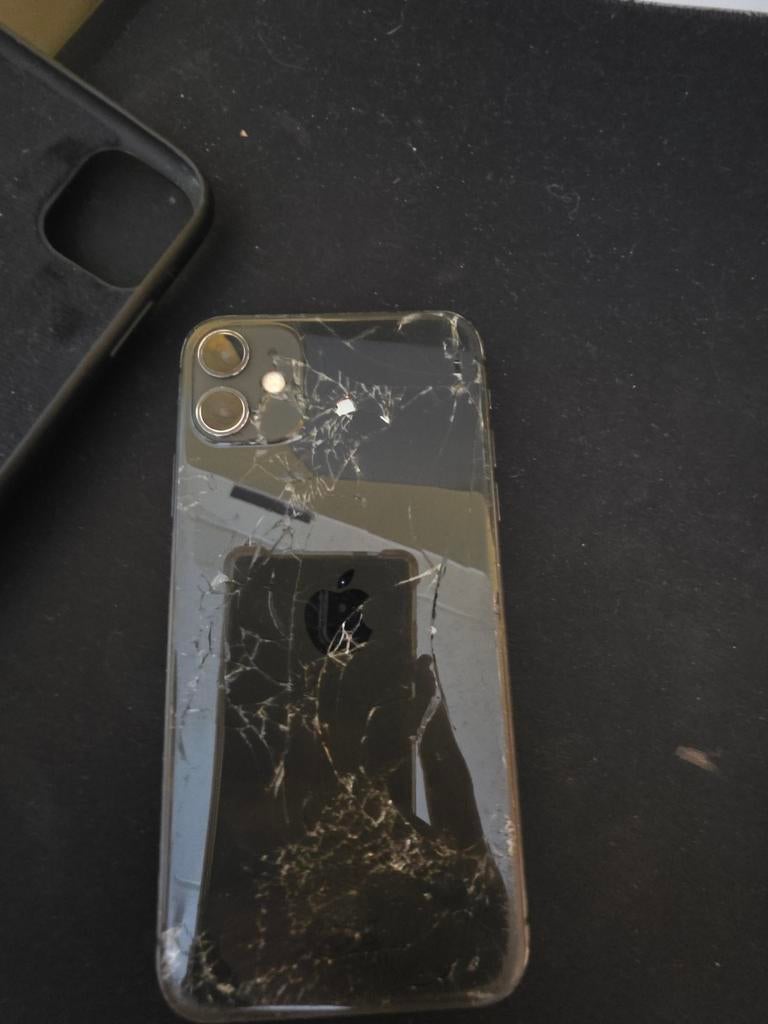 iPhone 11 met gebarsten scherm en achterkant, Telecommunicatie, Mobiele telefoons | Apple iPhone, Ophalen, IPhone 11, Met simlock