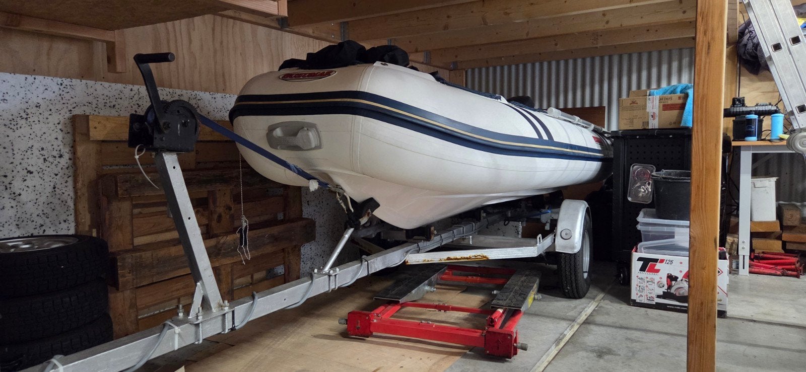 Foto 3 van Suzumar rib rubberboot met suzuki 5pk  4t buitenboordmotor e