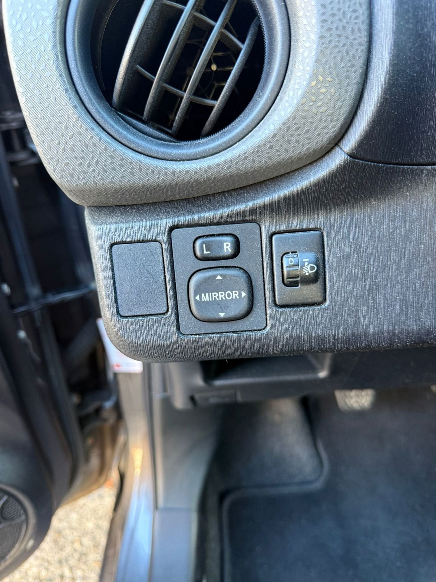 Foto 18 van Toyota Yaris 1.0 VVT-i Dealeronderh | Elektrische Ramen 2011