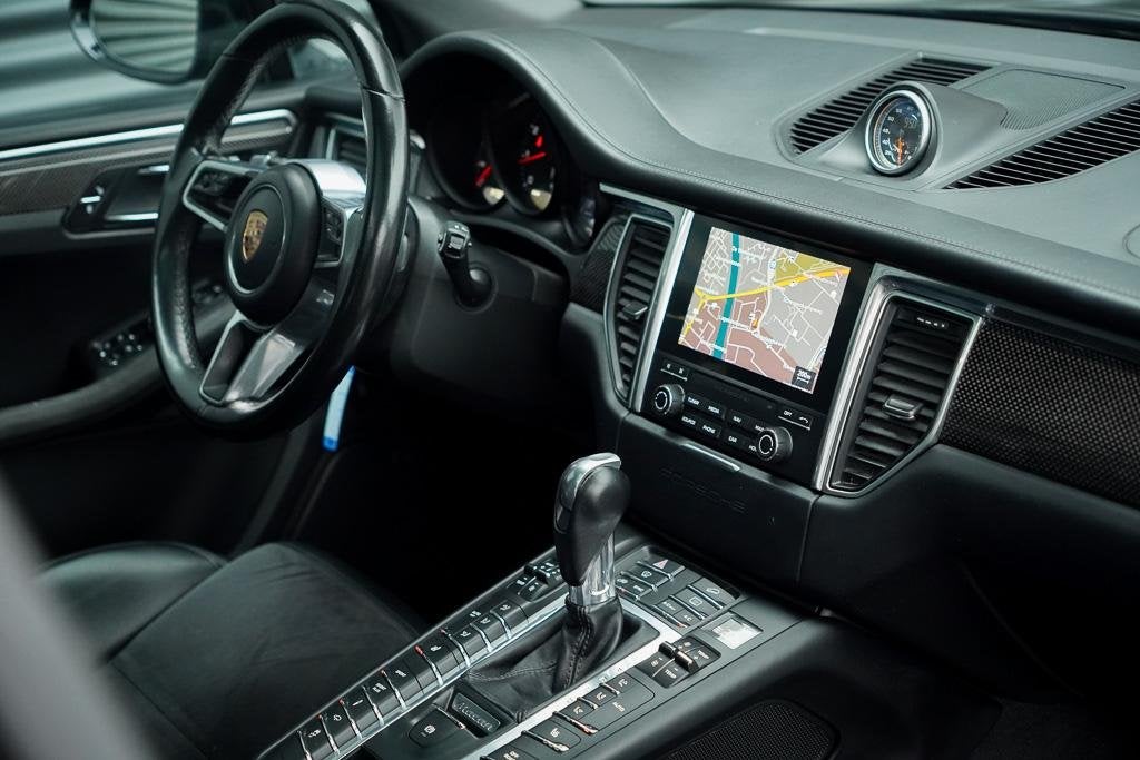 Foto 43 van Porsche Macan 3.0 GTS / Pano / Luchtvering / Trekhaak / Spor