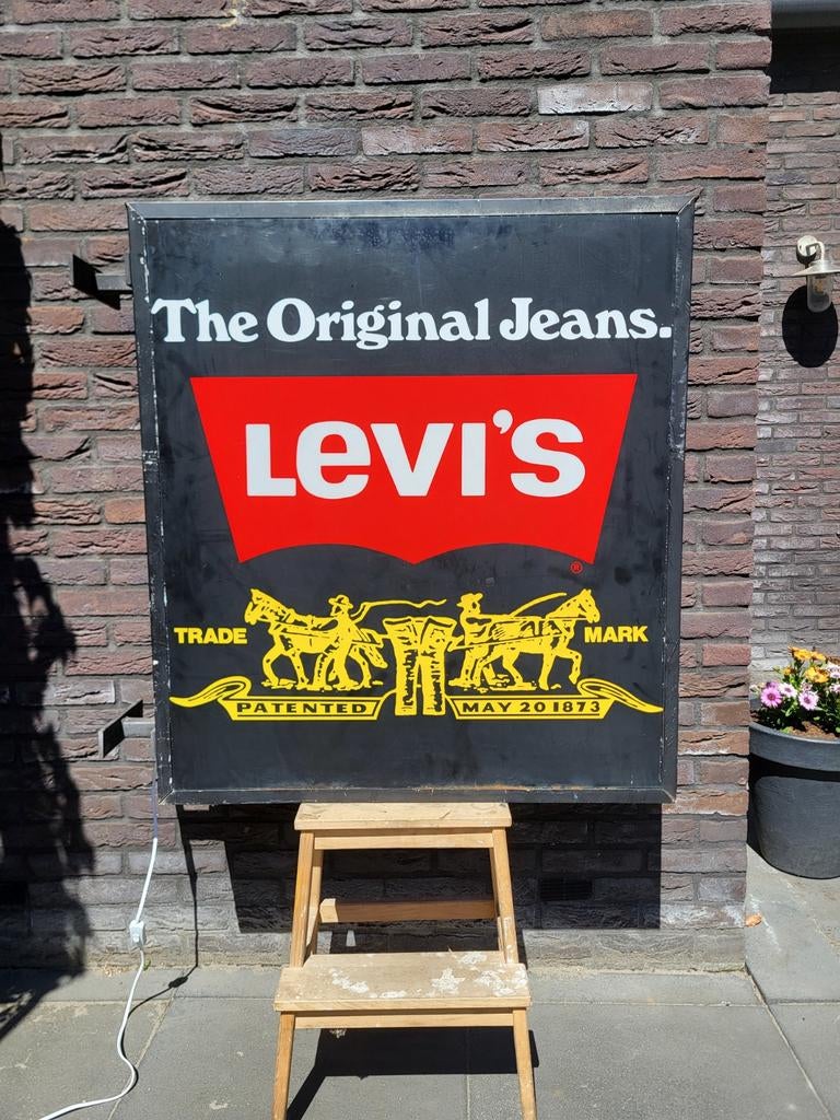 Grote dubbelzijdige lichtreclame/lichtbak van Levi's jeans., Gebruikt, Lichtbak of (neon) lamp, Onbekend, Ophalen of Verzenden