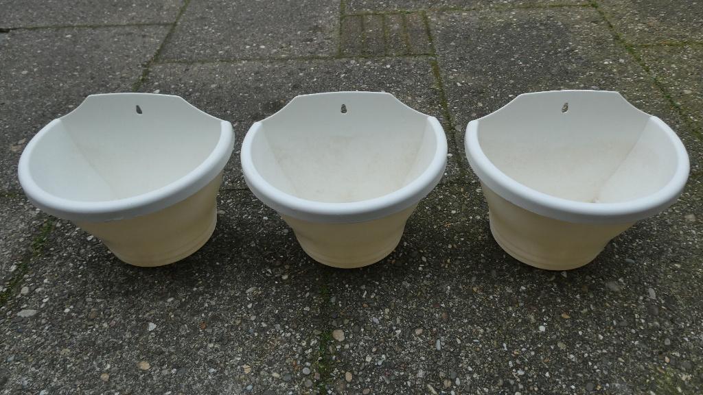 3 witte bloempotten / hangbakken van Elho, Ophalen, Kunststof, Zo goed als nieuw, Overige vormen