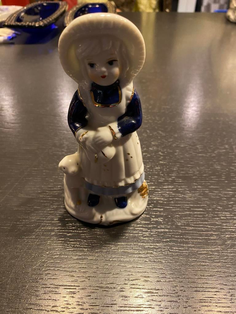Vintage porseleinen beeldje meisje met lammetje, Ophalen of Verzenden
