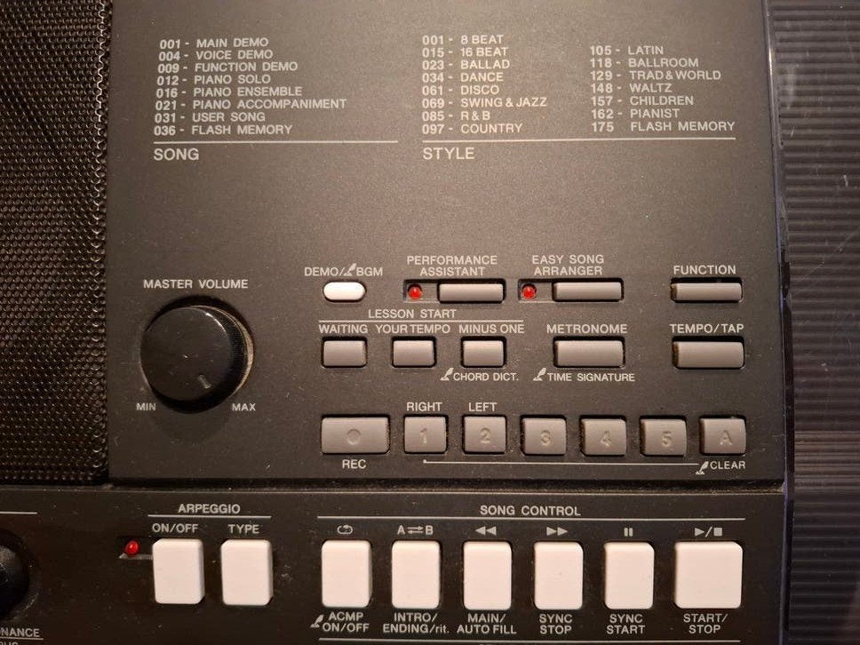 Foto 4 van Yamaha PSR-E423 keyboard met standaard en voeding