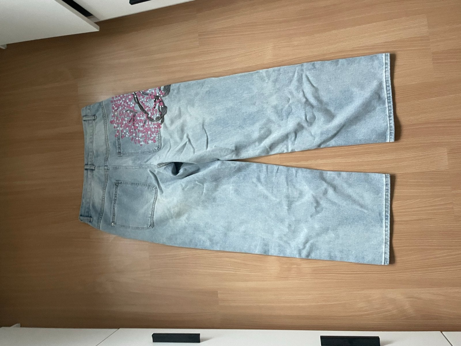Lichtblauwe spijkerbroek met kersenbloesem borduursel, Kleding | Dames, Broeken en Pantalons, Maat 38/40 (M), Blauw, Ophalen of Verzenden