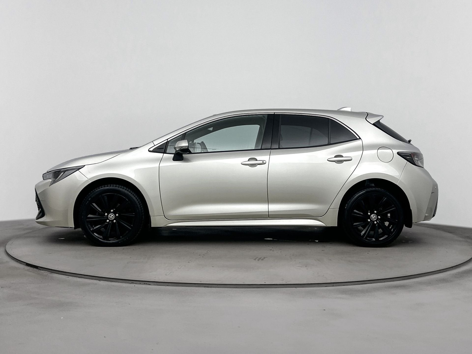 Toyota Corolla 1.8 Hybrid Dynamic | Voorruit-Stuur-Stoelverw, 12 maanden, Gebruikt, 4 cilinders, Corolla