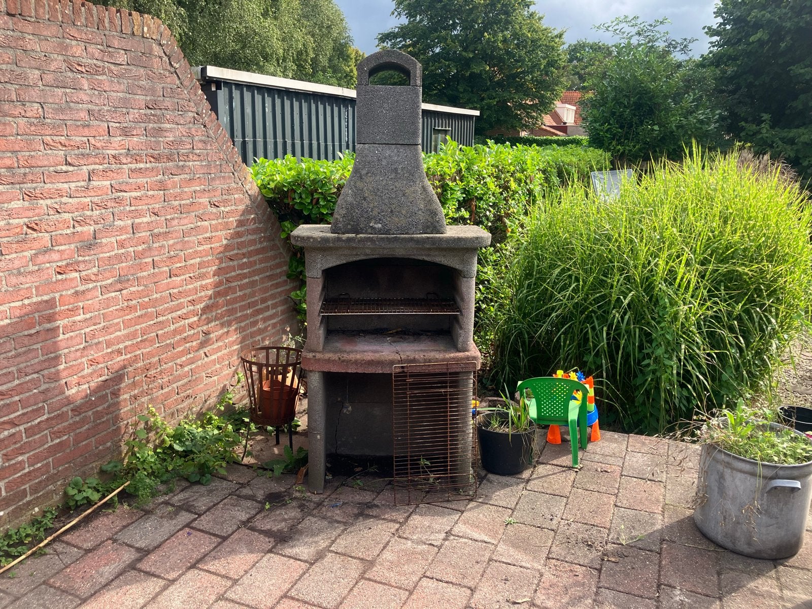 Stenen barbecue met schoorsteen, Ophalen, Gebruikt, Met accessoires