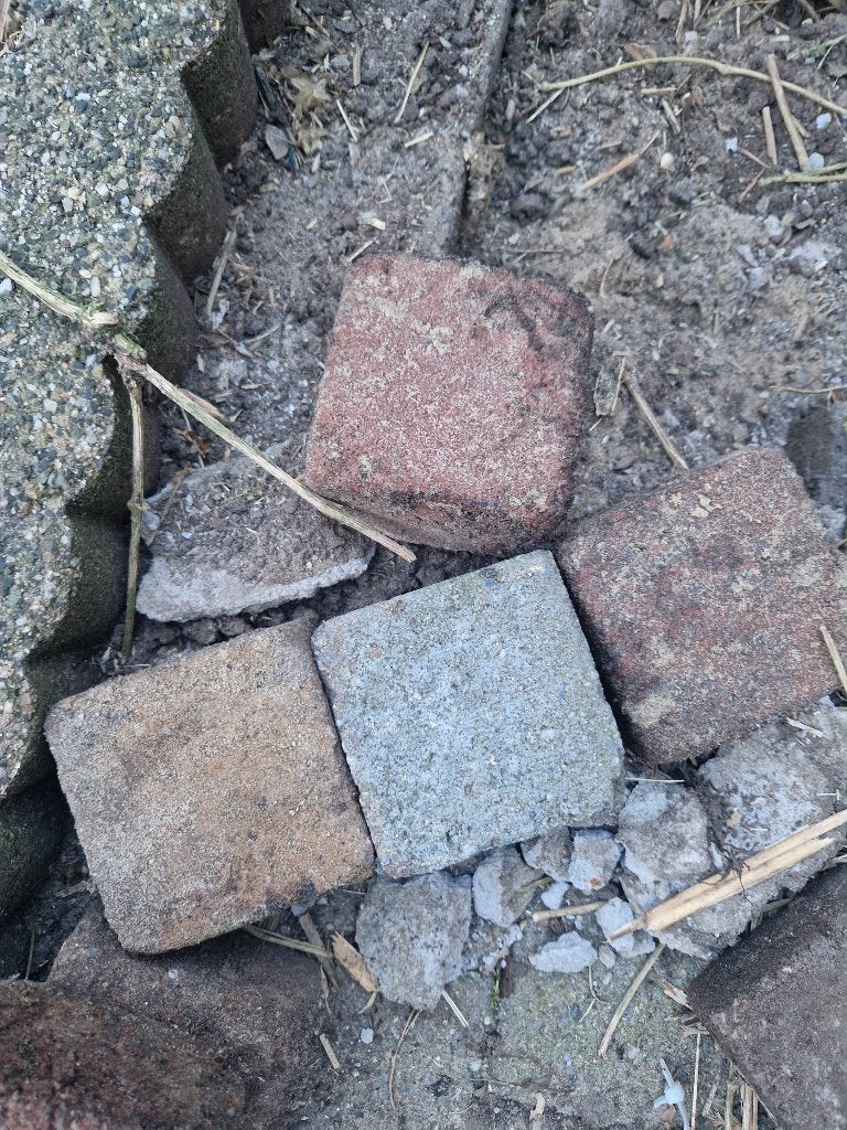 Gratis tegels - koppelsteentjes, Ophalen, Gebruikt, 10 m² of meer, Beton